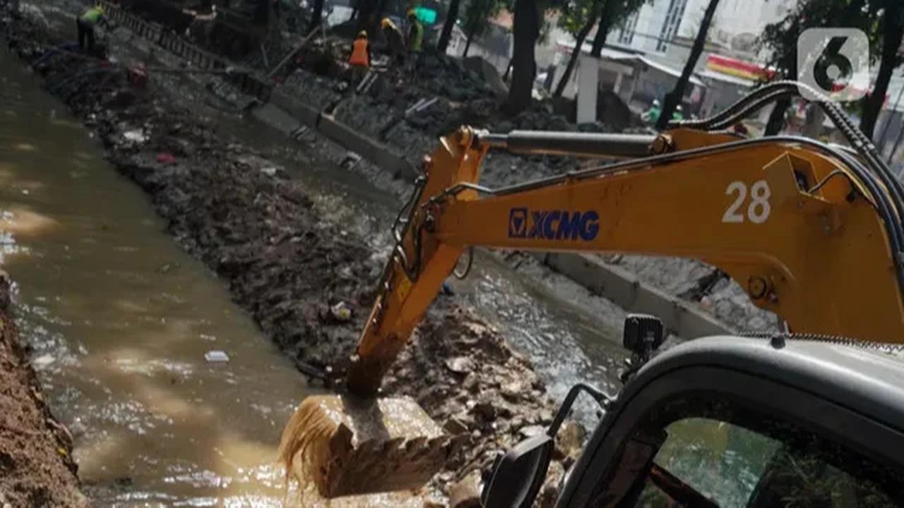 Ditarget Rampung September 2025, Seperti Ini Progres Perbaikan Turap Pecahan Kali Ciliwung