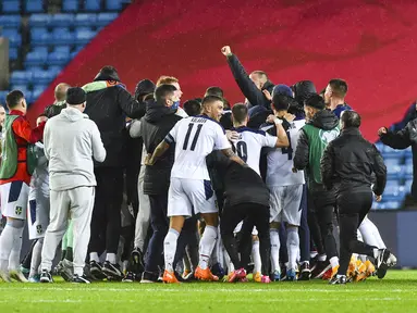 Pemain Serbia merayakan kemenangan atas Norwegia pada laga semi final playoff Euro 2020 di Ullevaal Stadion, Jumat (9/10/2020) dini hari WIB. Serbia menang 2-1 atas Norwegia. (AFP/Fredrik Varfjell/NTB)