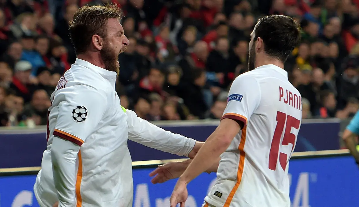 Ekspresi Danielle de Rossi setelah mencetak gol pertama ke gawang Bayer Leverkusen di laga Grup E Liga Champions di Stadion Bay Arena, Jerman, Rabu (21/10/2015) dini hari WIB. (EPA/Federico Gambarini)