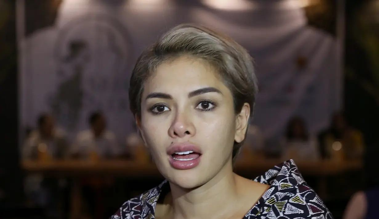 Kabar transfer uang kepada anaknya itu dibantah oleh ibu dua anak tersebut. Menurut pengacaranya, Sajad Ukra menstransfer uang untuk anaknya Azka Raqilla Ukra sebanyak Rp. 102 juta. (Daniel Kampua/Bintang.com)