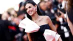 Aktris AS Demi Moore tiba untuk Upacara Penutupan Festival Film Cannes ke-77 di Cannes, Prancis selatan, Sabtu (25/5/2024). (Sameer Al-Doumy / AFP)