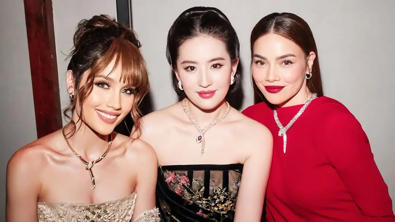 Adu Gaya Memesona Anna Hathaway, Cinta Laura, hingga Liu Yifei di Bvlgari Exhibition Shanghai
