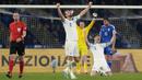Pemain Timnas Inggris, Harry Kane dan rekannya merayakan kemenangan saat Kualifikasi Euro 2024 melawan Italia di Stadion Diego Armando Maradona, Napoli, Italia, Jumat (24/03/2023) WIB. The Three Lions sukses meraih kemenangan 2-1. (AP Photo/Alessandra Tarantino)