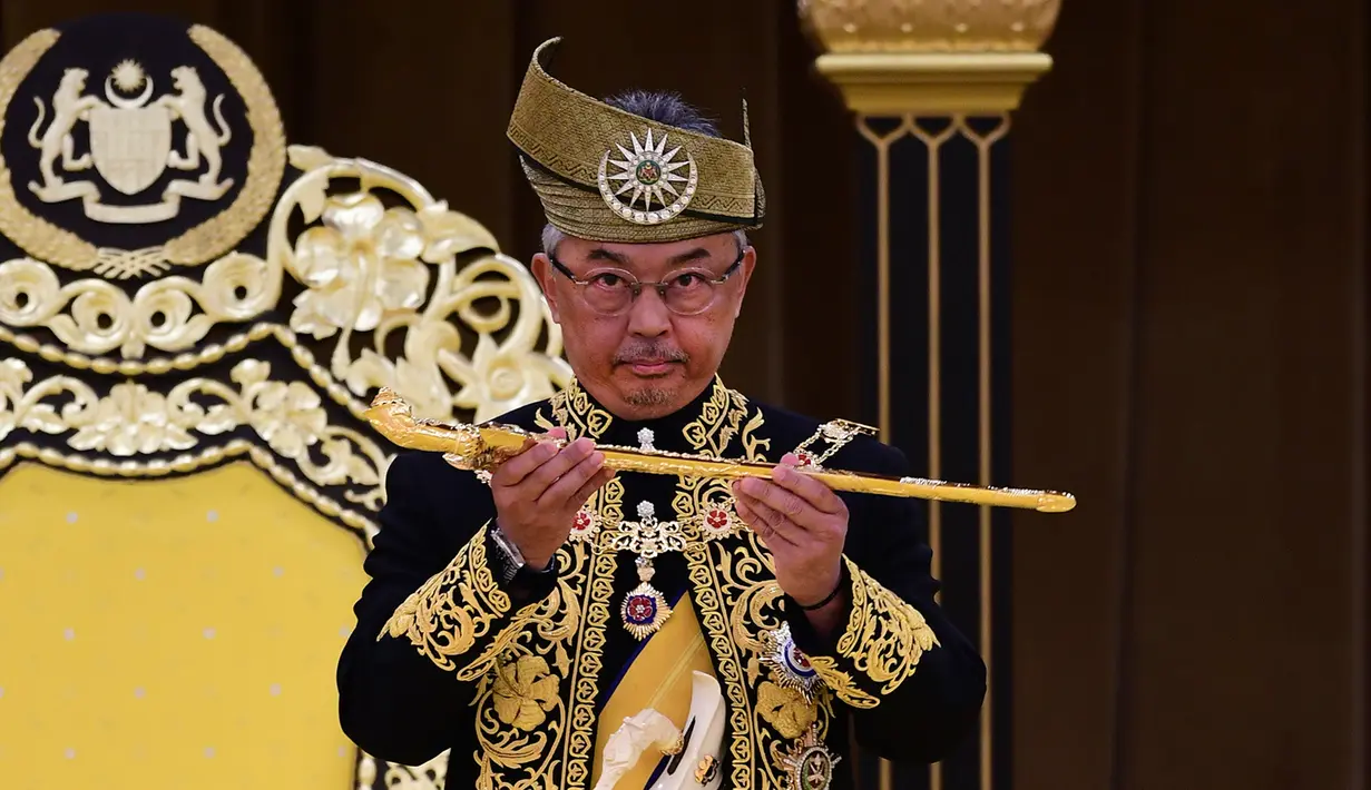 Raja Malaysia Abdullah Ri'ayatuddin Al-Mustafa Billah Shah menunjukkan keris saat penobatan kerajaan di Istana Nasional, Kuala Lumpur, Selasa (30/7/2019). Upacara penobatan dipenuhi dengan adat dan tradisi kerajaan Melayu. (Malaysia Information Ministry via AP)