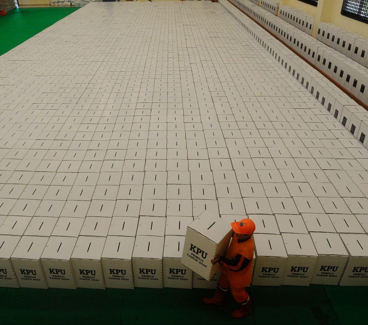 Petugas PPSU membawa kotak suara yang telah dirakit di Gudang Logistik Panitia pemungutan Kecamatan (PPK) di  GOR Matraman, Jakarta Timur, Kamis (21/12/2023). Total 2.068 kotak suara telah dirakit dan akan diisi surat suara, tinta, dan lain-lain.<br>