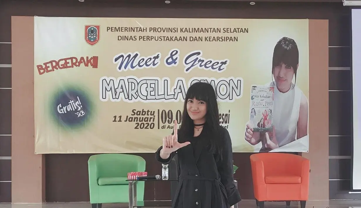 Bahkan saat melakukan meet and greet, Marcella Simon terlihat masih konsisten dengan outfit yang serba hitam. Mirip jubah, Marcella Simon terlihat nyaman dengan dress oversize-nya. (Liputan6.com/IG/@marcella_simon).