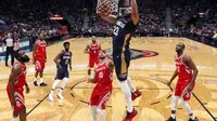 Forward New Orleans Pelicans Anthony Davis melakukan slam dunk pada laga NBA melawan Houston Rockets di Smoothie King Center, Jumat (26/1/2018) atau Sabtu (27/1/2018) WIB. (AP Photo/Gerald Herbert)