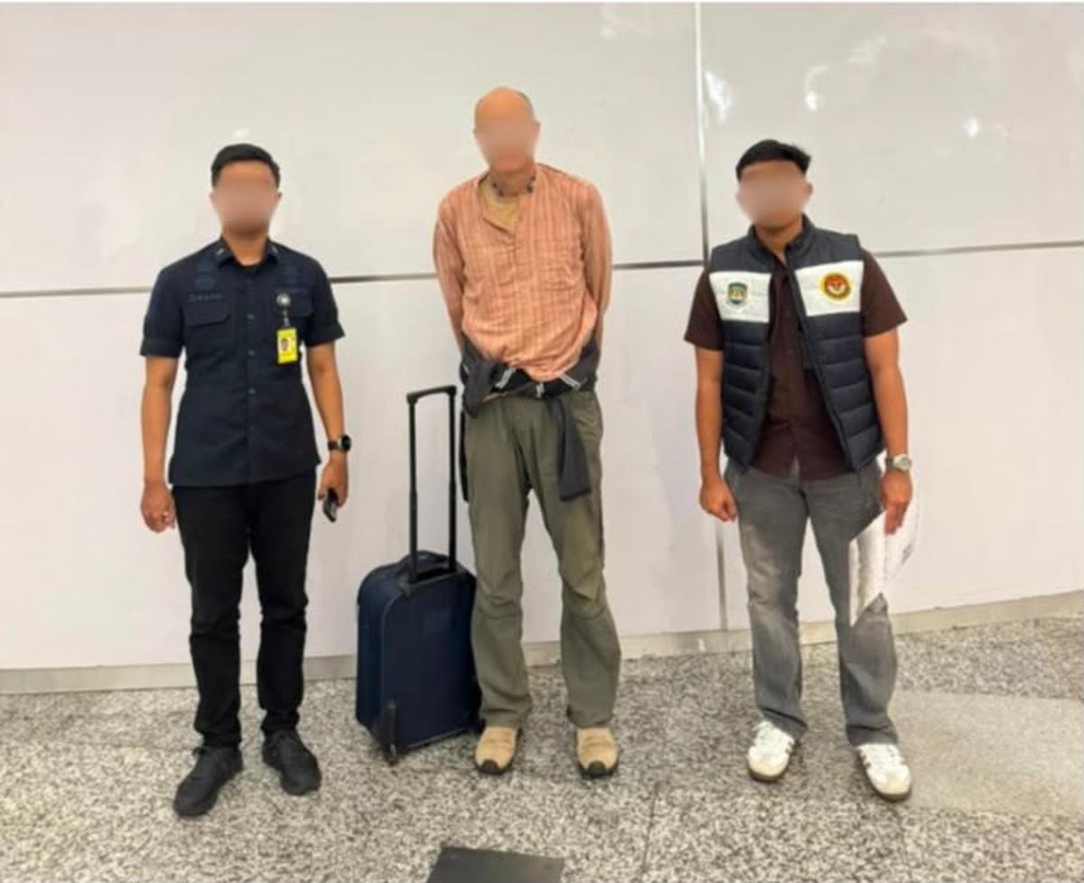 WNA Australia saat dideportasi dari Bali, Kamis (6/8). (FOTO dari Humas Imigrasi Singaraja).