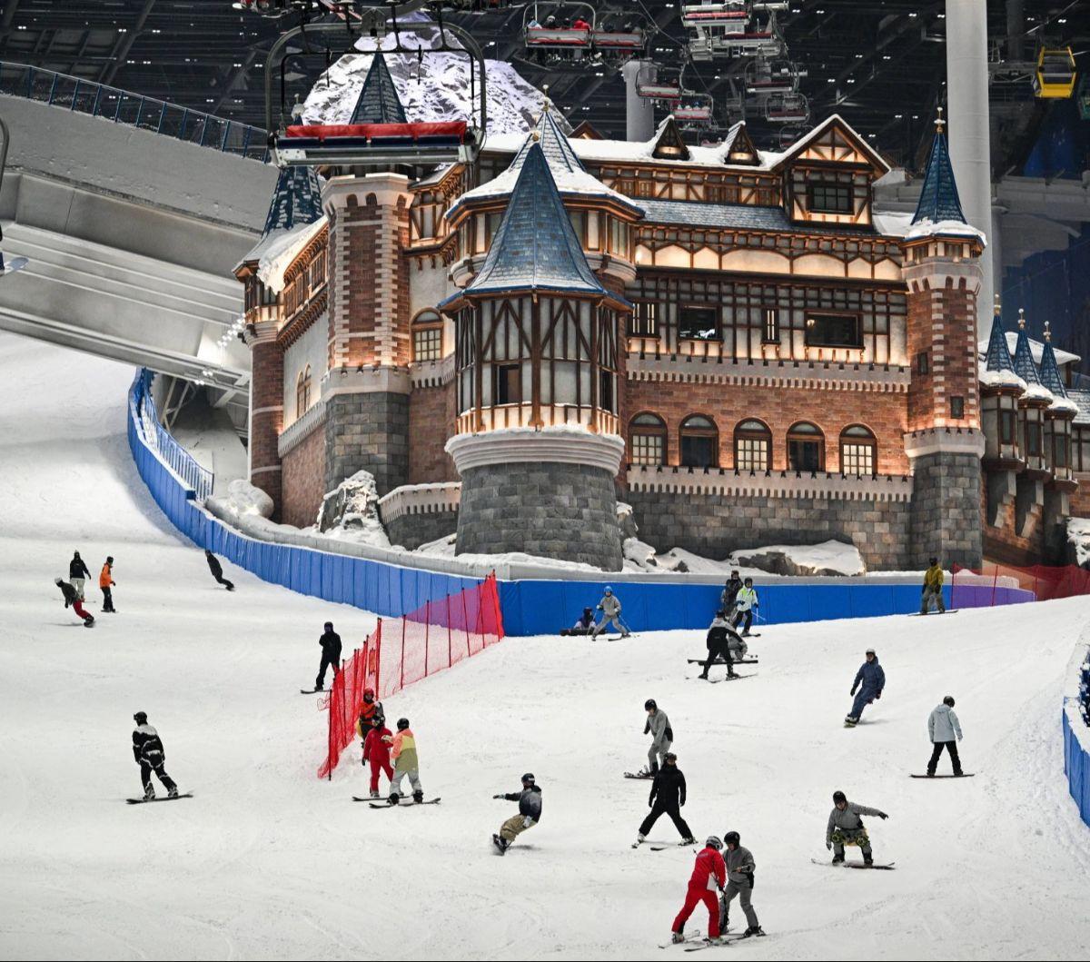 Resor ski dalam ruangan atau indoor terbesar di dunia resmi dibuka di Shanghai, China timur, pada Jumat (6/9). Resor ski seluas 350.000 meter persegi tersebut bernama&nbsp;Shanghai L+SNOW Indoor Skiing Theme Resort. Foto:&nbsp;Hector Retamal/AFP