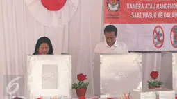 Presiden Joko Widodo (Jokowi) didampingi Ibu Negara, Iriana, melakukan pencoblosan di TPS 04 Gambir, Jakarta, Rabu (19/4).  Di TPS ini, Jokowi dan Iriana menggunakan hak pilihnya dalam Pilkada DKI 2017 putaran kedua. (Liputan6.com/Angga Yuniar)