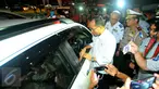 Menteri Perhubungan (Menhub) Budi Karya Sumadi saat berbincang dengan supir mobil pribadi di pintu keluar tol Brebes Timur atau Brexit Jumat (23/12). Menhub mengatakan arus lalu lintas ramai lancar pada mudik Natal 2016. (Liputan6.com/Angga Yuniar)