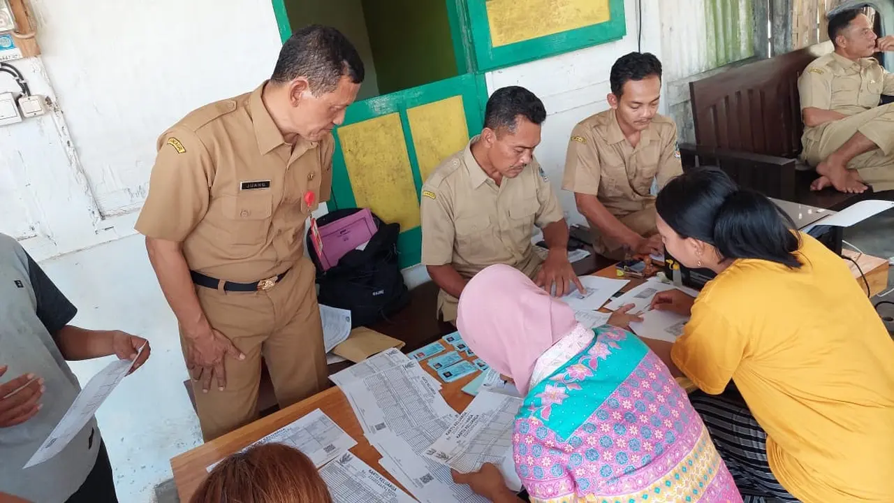 Kepala Dinas Kependudukan dan Catatan Sipil Banyuwangi Juang Pribadi (Kanan) terjun langsung melakukan pelayanan adminduk di daerah plosok Banyuwangi (Istimewa)