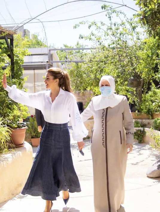 Queen Rania dikenal dengan gaya fashionnya yang simple dan chic. Kerap terlihat mengenakan denim, penampilannya begitu mengisnpirasi di segala suasana. [Foto: Queen Rania]