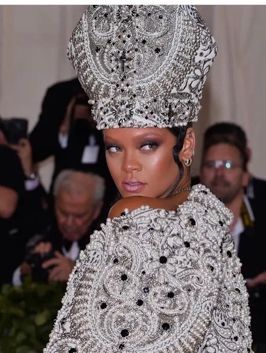 "Tentu saja Rihanna mematahkan hatinya. Itulah yang ia lakukan, membuat hati para pria patah," lanjut sumber. (instagram/badgalriri)