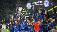 Para pemain Chelsea mengangkat piala saat menjuarai UEFA Conference League 2024/2025 setelah mengalahkan Real Betis dalam partai final yang berlangsung di Tarczynski Arena, Wroclaw, Polandia, Kamis (29/05/2025) dini hari WIB. (AP Photo/Petr David Josek)