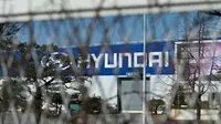 Pemandangan pintu masuk Pabrik Hyundai Motor Asan di Asan, selatan Seoul, Senin (10/2/2020). Pabrikan kendaraan Hyundai Motor terpaksa menghentikan produksinya di Korea Selatan, basis manufaktur terbesarnya, karena kekurangan pasokan suku cadang dari China akibat virus corona. (Yelim LEE/AFP)