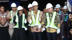 Menteri Kelautan dan Perikanan (MKP) Susi Pudjiastuti (kiri) berpose bersama Gubernur DKI Jakarta Anies Baswedan (tengah) saat peletakan batu pertama (groundbreaking) Pasar Ikan Modern (PIM) Muara Baru, Jakarta, Kamis (8/2). (Liputan6.com.Angga Yuniar)