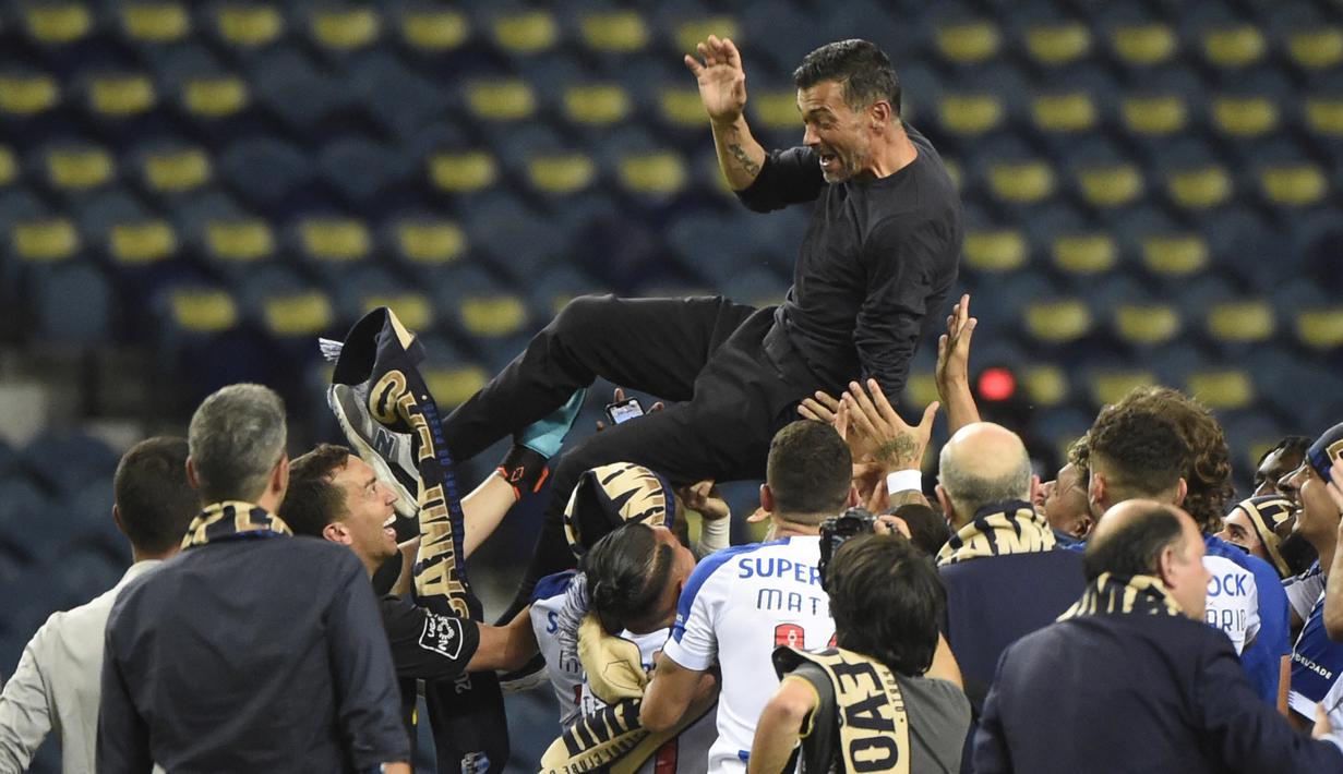 Para pemain FC Porto, melakukan selebrasi dengan mengangkat pelatih Sergio Conceicao usai menjadi juara Liga Portugal di Stadion Dragao, Senin (20/7/2020). FC Porto menjuarai Liga Portugal ini untuk yang ke-29 kalinya. (AFP/Miguel Riopa)