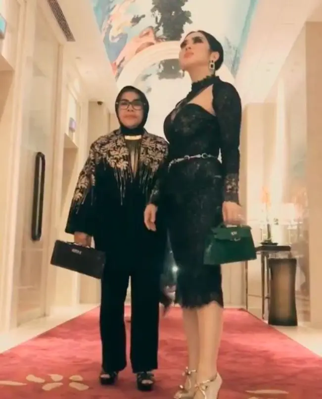 Syahrini bersama ibunda (Foto: Instagram)