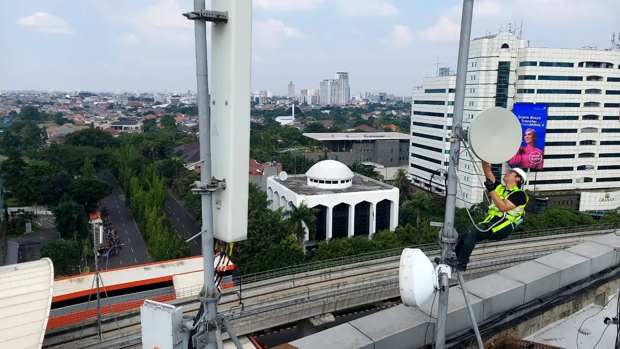 Tim jaringan XL memastikan jaringan XL Axiata siap melayani penumpang LRT jika transportasi ini telah beroperasi penuh. (Foto: Corpcomm XL Axiata)