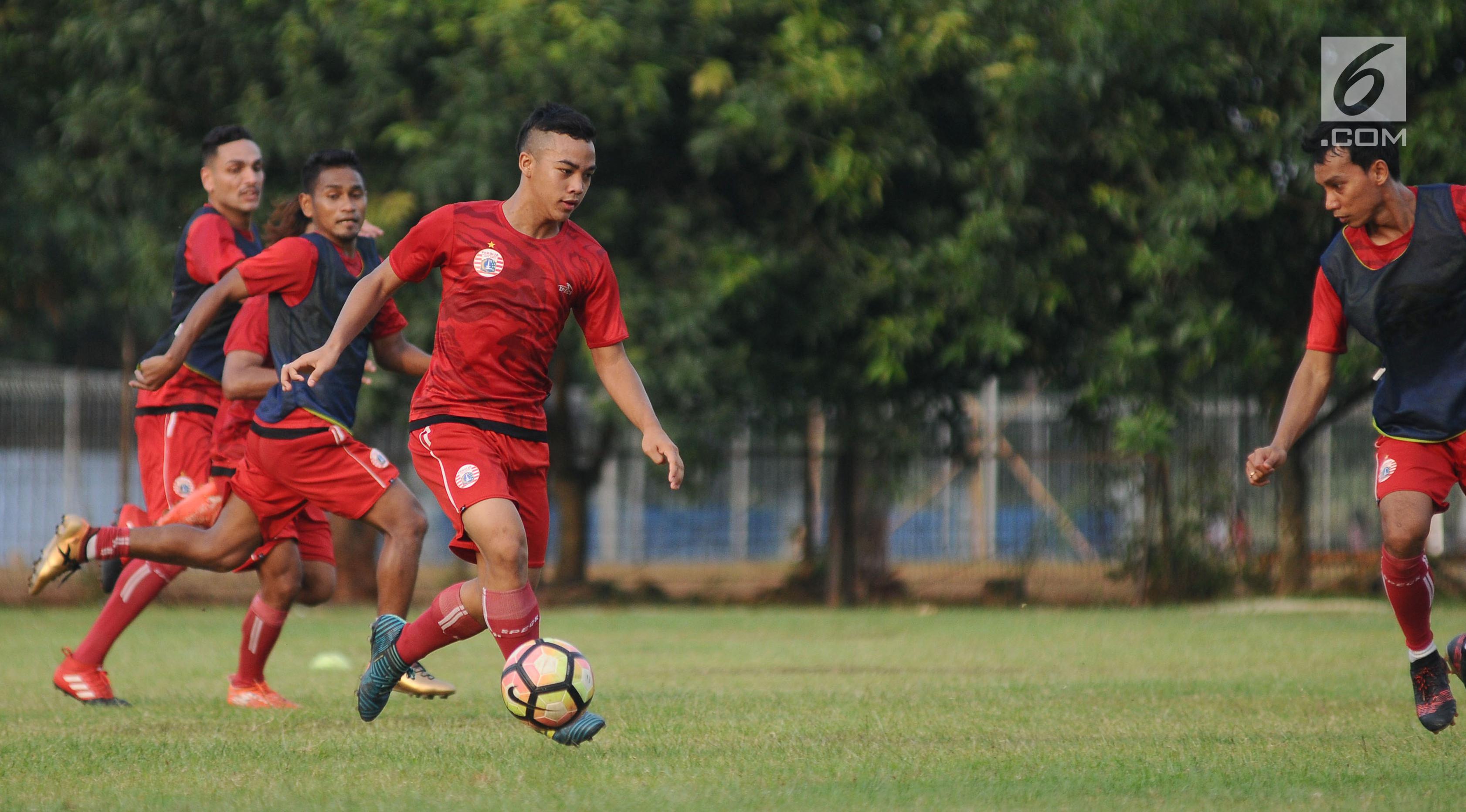 Pemain Persija saat latihan di Lapangan Sutasoma, Halim Perdanakusuma, Jakarta, Jumat (29/12). Latihan ini persiapan jelang laga musim kompetisi 2018. (Liputan6.com/Helmi Fithriansyah)