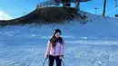 Apalagi Michigan punya arena yang bagus untuk bermain olahraga tersebut. Beby mulai rajin skiing.[Instagram @bebytsabina]