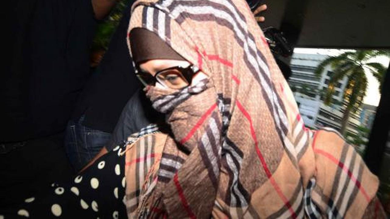 Neneng tutupi wajahnya saat tiba di KPK