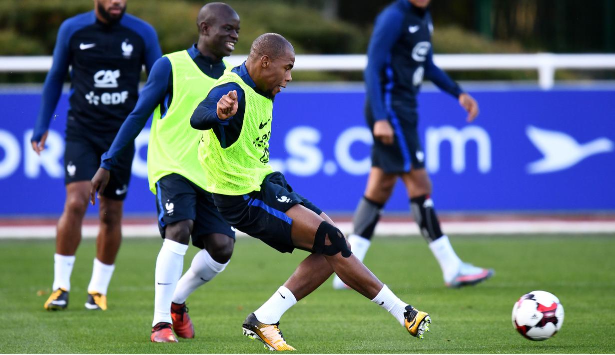 Pemain Prancis, Djibril Sidibe memberikan umpan kepada rekannya saat sesi latihan taktik di Clairefontaine-en-Yvelines, (3/10/2017). Prancis melakukan persiapan jelang melawan Bulgaria. (AFP/Franck Fife)