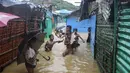 Anak-anak pengungsi Rohingya bermain di air banjir di kamp pengungsi Rohingya di Kutupalong, Bangladesh (28/7/2021). Ribuan pengungsi kehilangan tempat tinggal akibat banjir tersebut. (AP Photo/Syafiqur Rahman)