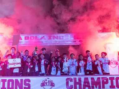 Para pemain ASIOP Apacinti merayakan keberhasilan meraih gelar juara Liga Bola indonesia kategori U-11 di Lapangan Sabnani Park, Banten, Minggu (27/11/2016). (Bola.com/Vitalis Yogi Trisna)