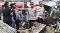 Kapolri Jenderal Listyo Sigit Prabowo mendatangi langsung lokasi kebakaran Depo Pertamina Plumpang, Jakarta Utara, Sabtu (4/3/2023). Terkait peristiwa kebakaran itu, Kapolri sejak awal telah menginstruksikan seluruh jajarannya untuk bergerak cepat memberikan bantuan kepada masyarakat.(Liputan6.com/Herman Zakharia)