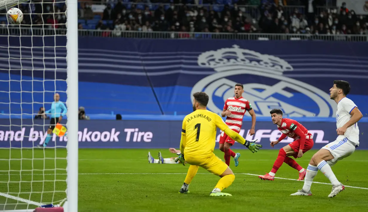 Tampil tanpa Karim Benzema dan Vinicius Jr, Los Blancos kali ini harus menunggu hingga menit ke-74 untuk mencetak gol kemenangan lewat Marco Asensio. (AP/Manu Fernandez)