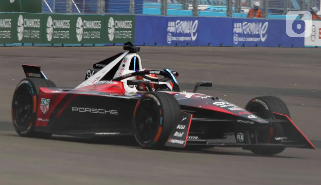 Pembalap tim TAG Heuer Porsche Formula E Team, Wehrlein melaju saat kualifikasi seri kesebelas balapan Formula E 2023 Jakarta di Jakarta International E-Prix Circuit (JIEC), Jakarta, Minggu (4/6/2023). (Liputan6.com/Herman Zakharia)