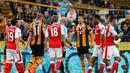 Pemain Hull City, Jake Livermore, mendapat kartu merah setelah menyentuh bola tendangan pemain Arsenal, Laurent Koscielny, pada laga lanjutan Premier League, di KCOM Stadium, Sabtu (17/9/20106). (Reuters/Russell Cheyne)