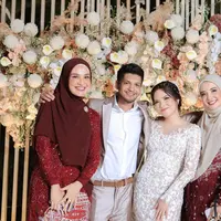 Shireen konsisten dengan kebaya modern merah dan songket. Sedangkan Zaskia pilih simple dengan tunik dan rok pleated [@zaskiasungkar_15]