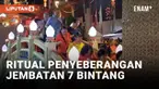 Perayaan ulang tahun dewa atau Sejit Kongco Ceng Gwan Cin Kun di Klenteng Tek Hay Kiong Kota Tegal, Jawa Tengah berlangsung meriah. Salah satu kegiatan dalam perayaan ini adalah ritual penyeberangan Jembatan Tujuh Bintang atau Pai Tou.