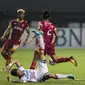 Gelandang Bali United, Stefano Lilipaly, terjatuh saat melawan Bhayangkara FC pada laga Liga 1 Indonesia di Stadion Patriot, Bekasi, Jumat (29/9/2017). Bhayangkara menang 3-2 atas Bali. (Bola.com/Vitalis Yogi Trisna)