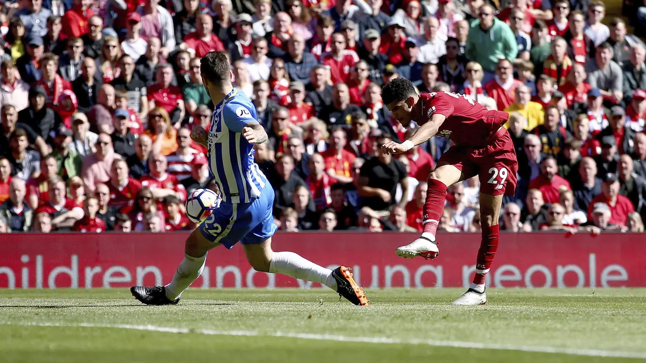 Proses gol striker Liverpool, Dominic Solanke ke gawang Brighton and Hove Albion