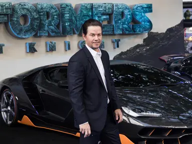 Mark Wahlberg berpose didepan mobil Lamborghini Centenario saat pemutaran perdana film 'Transformers, The Last Knight' di London (18/6). Lamborghini ini akan muncul dalam film Transformers ke-5. (Vianney Le Caer/AP Images for Automobili Lamborghini)