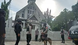 Polisi menyertakan unit anjing pelacak saat mengamankan gereja di Kendari.(Liputan6.com/Ahmad Akbar Fua)