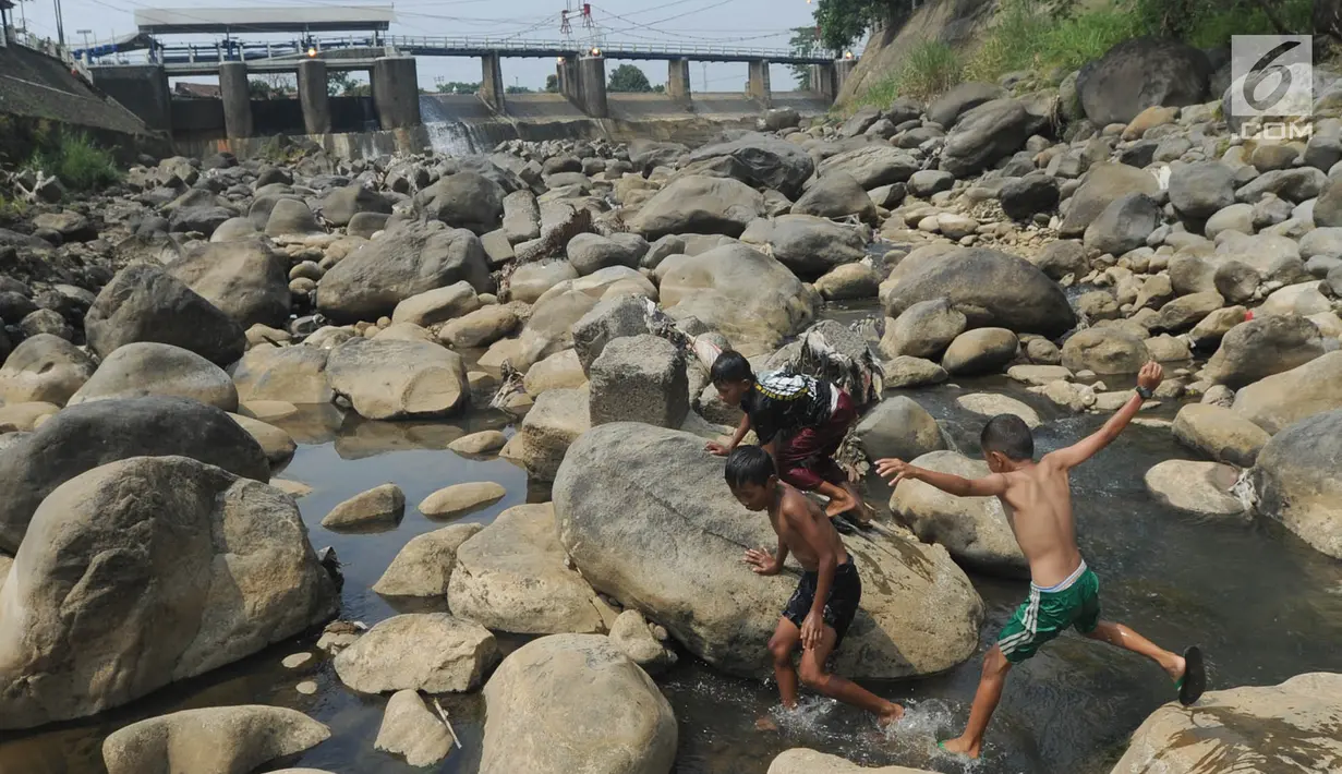 Anak-anak bermain pada kubangan air yang tersisa di kawasan Bendungan Katulampa, Bogor (15/7). Musim kemarau menyebabkan Bendungan Katulampa berada di titik nol berdampak pada sumur-sumur warga di sekitar mengalami kekeringan. (Merdeka.com/Arie Basuki)