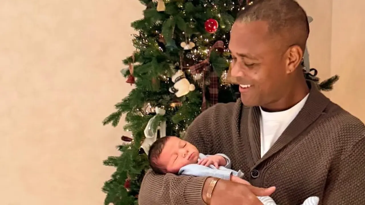 Patrick Kluivert menimang cucu pertama