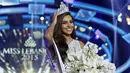 Valerie Abou Chacra tersenyum sambil memegangi mahkota Miss Lebanon 2015 di Beirut, Lebanon, Senin (12/10/2015). Valerie masih berstatus Mahasiswi disalah satu Universitas. (REUTERS/Mohamed Azakir)  