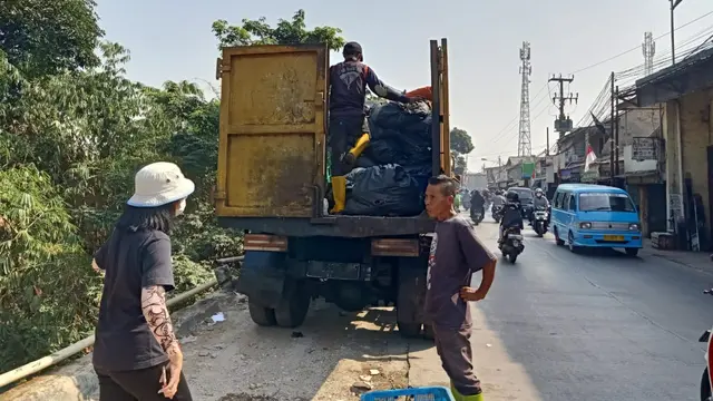 Pandawara Group Pimpin Influencer Bersihkan Sampah di Sungai Bogor: Hati-Hati Ular Berbisa