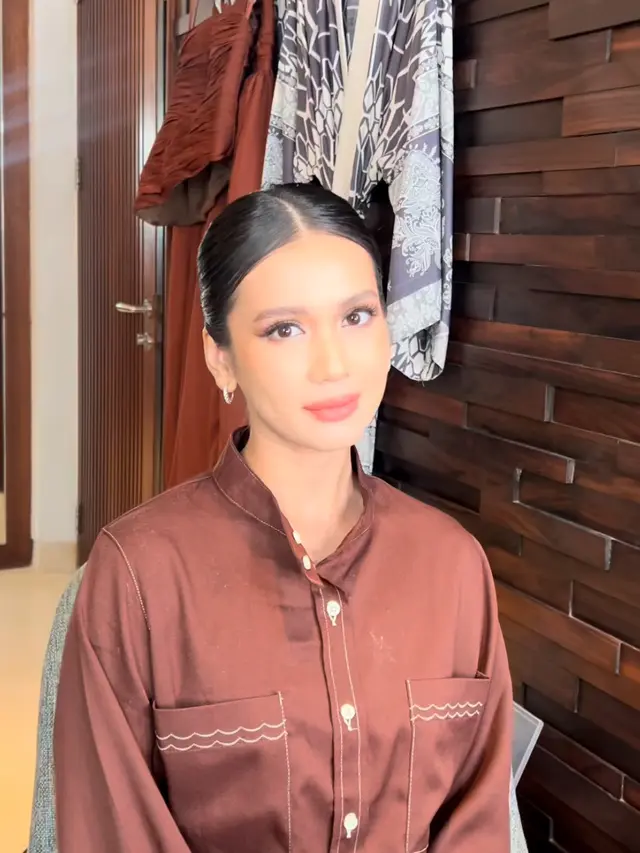 Makeup Dea Annisa saat Jadi Bridesmaid Ranty Maria. [@bynathaniagrace]