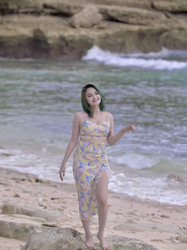 6 Momen Seru Liburan Penyanyi Dangdut Arlida Putri, Dari Pantai Hingga Naik Gunung