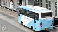Bus Transjakarta saat akan mengangkut penumpang di kawasan Harmoni, Mulai hari Senin (4 Januari 2016) tarif BKTB yang semula Rp 6.000 turun menjadi Rp 3.500. (Liputan6.com/Yoppy Renato)