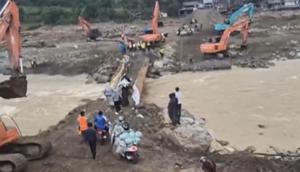 Jembatan darurat di Beutong, Kabupaten Nagan Raya, Aceh, telah rampung. Kini warga bisa mengakses jalur yang sempat terputus. (Foto: Antara).
