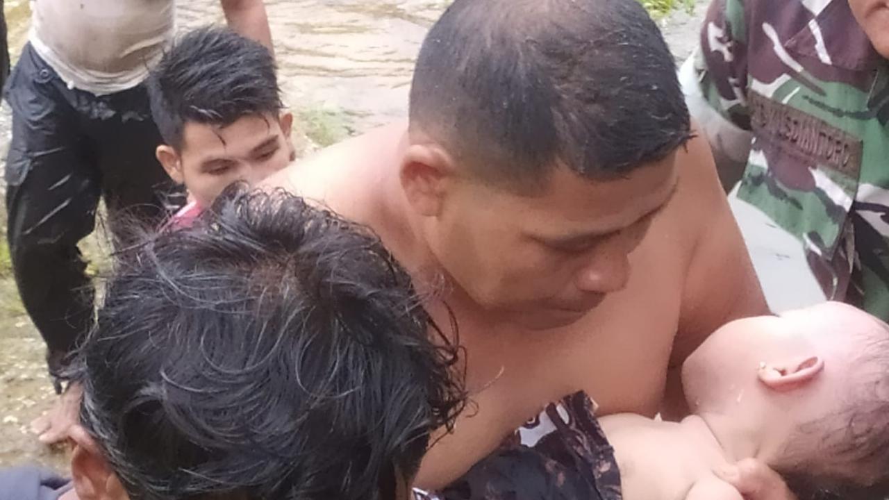 Mau Temui Kakeknya di Sawah, Ibu dan Tiga Anak Seberangi Sungai Deras Lalu Hanyut, 2 Balitanya Tewas
