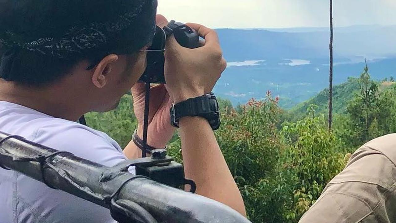 Hengky juga memanfaatkan waktu luangnya dengan berburu foto di lokasi-lokasi indah sambil menikmati udara segar.